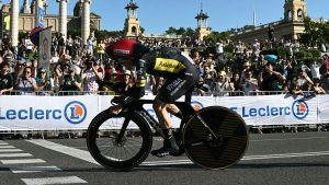 Vingegaard vuela en Barcelona y lidera el Tour 2026