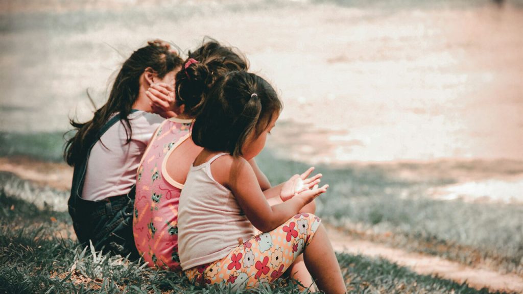 Creíamos que elogiar constantemente a nuestros hijos forjaba su autoestima. La ciencia dice lo contrario