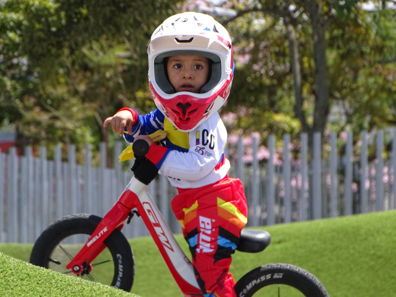 El Rayo Mosquera: El talento huilense del BMX