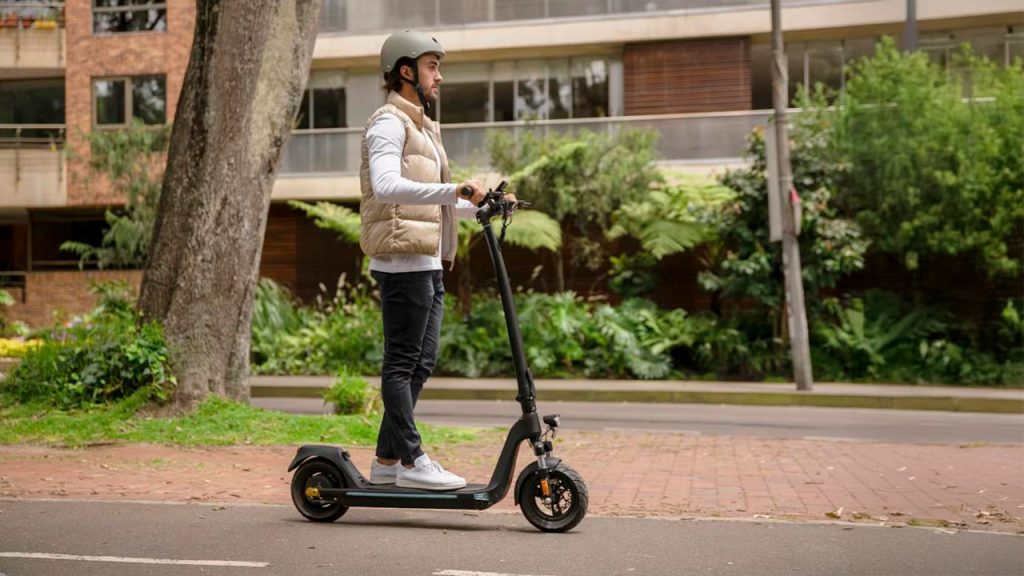 Nuevas reglas para patinetas y bicicletas eléctricas en Colombia