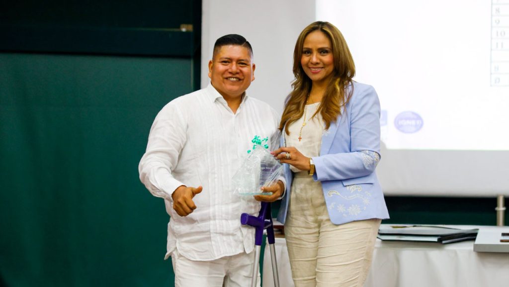Omar H. premiado por gestión pública