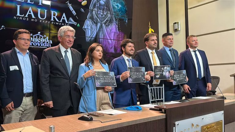 Radican la 'Ley Laura': un freno a la transición de género en menores