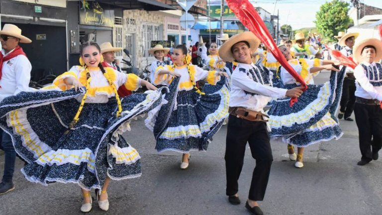 Rivera corona a sus reinas y alista gran cierre musical