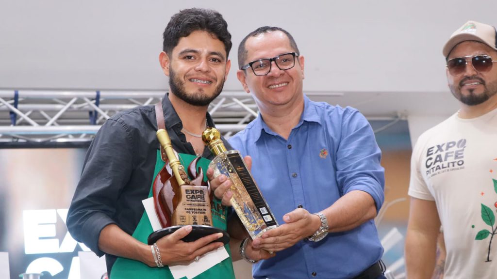 Santiago Torres, de Oporapa, se corona rey de la tostión en una Expo Café de infarto