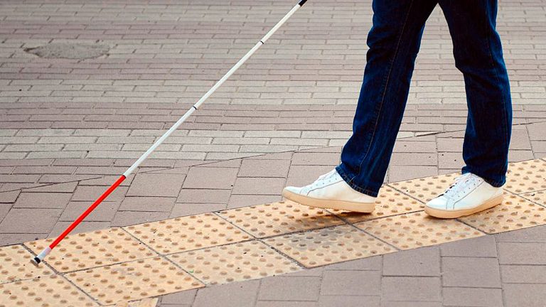La población con discapacidad visual exige mejores condiciones para su movilidad