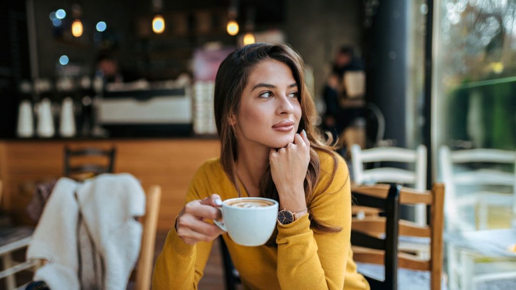 Cómo el café transforma tu cerebro y microbiota