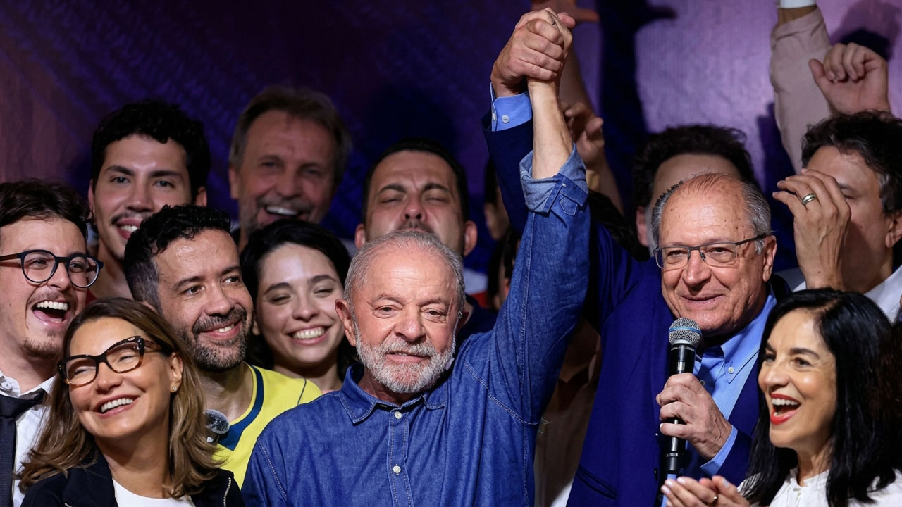 Lula logra triunfo histórico; Bolsonaro rechaza resultado