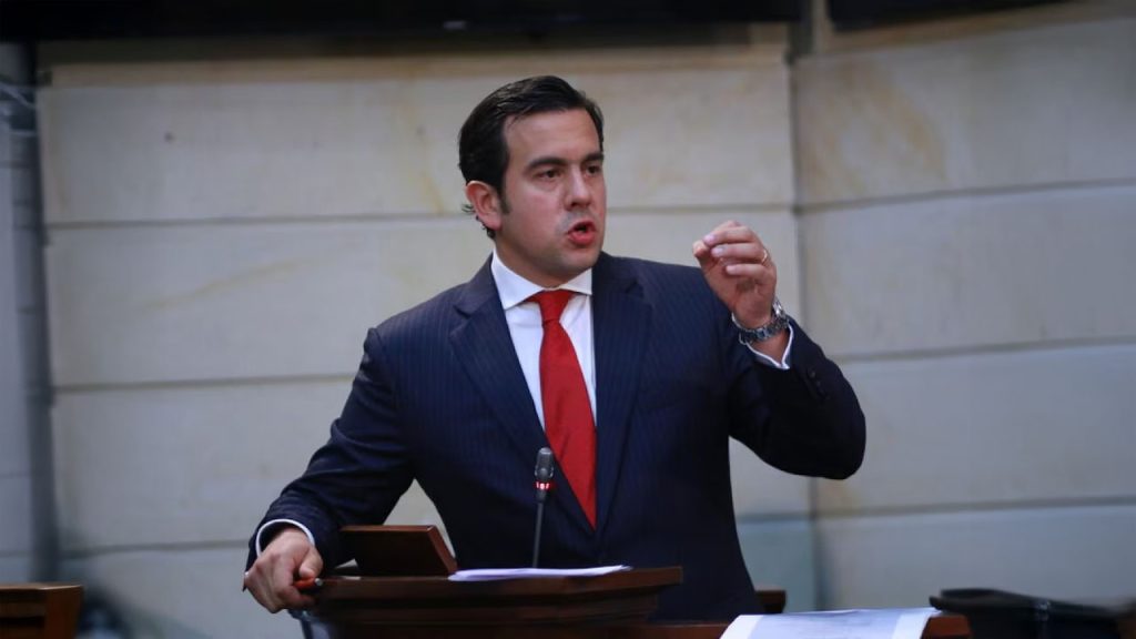 Sale Rodrigo Lara del MinInterior; llega Alejandro Ordóñez