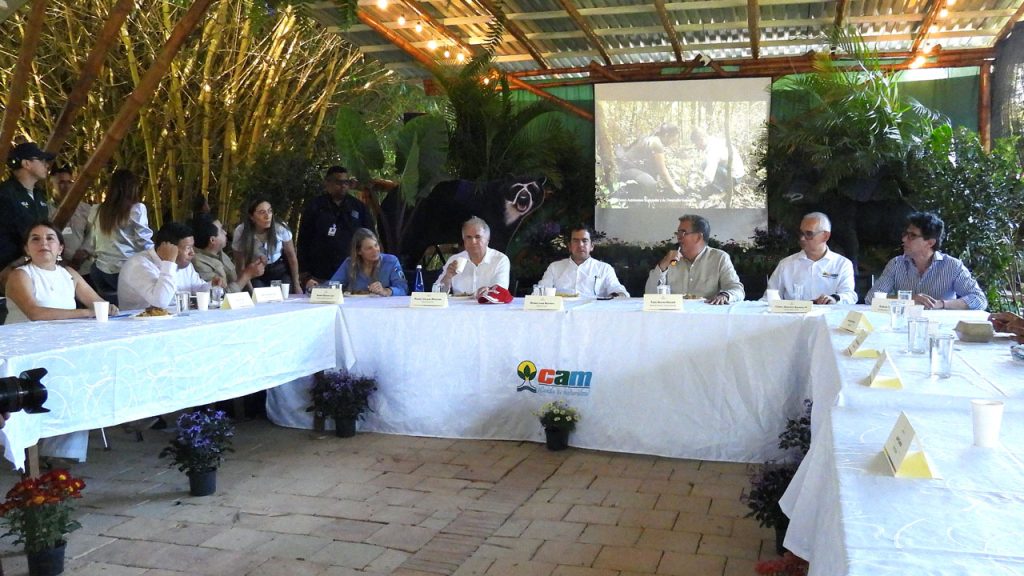 Los ministros del Interior, Rodrigo Lara, y de Ambiente y Desarrollo Territorial, Fabio Arjona Hincapié, en su visita a Pitalito